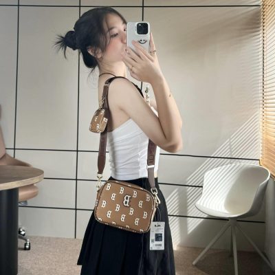 Túi Đeo Chéo MLB Big B Monogram Dia Boston Beige Brown Túi Đeo Chéo MLB Big B Monogram Dia Boston Beige Brown