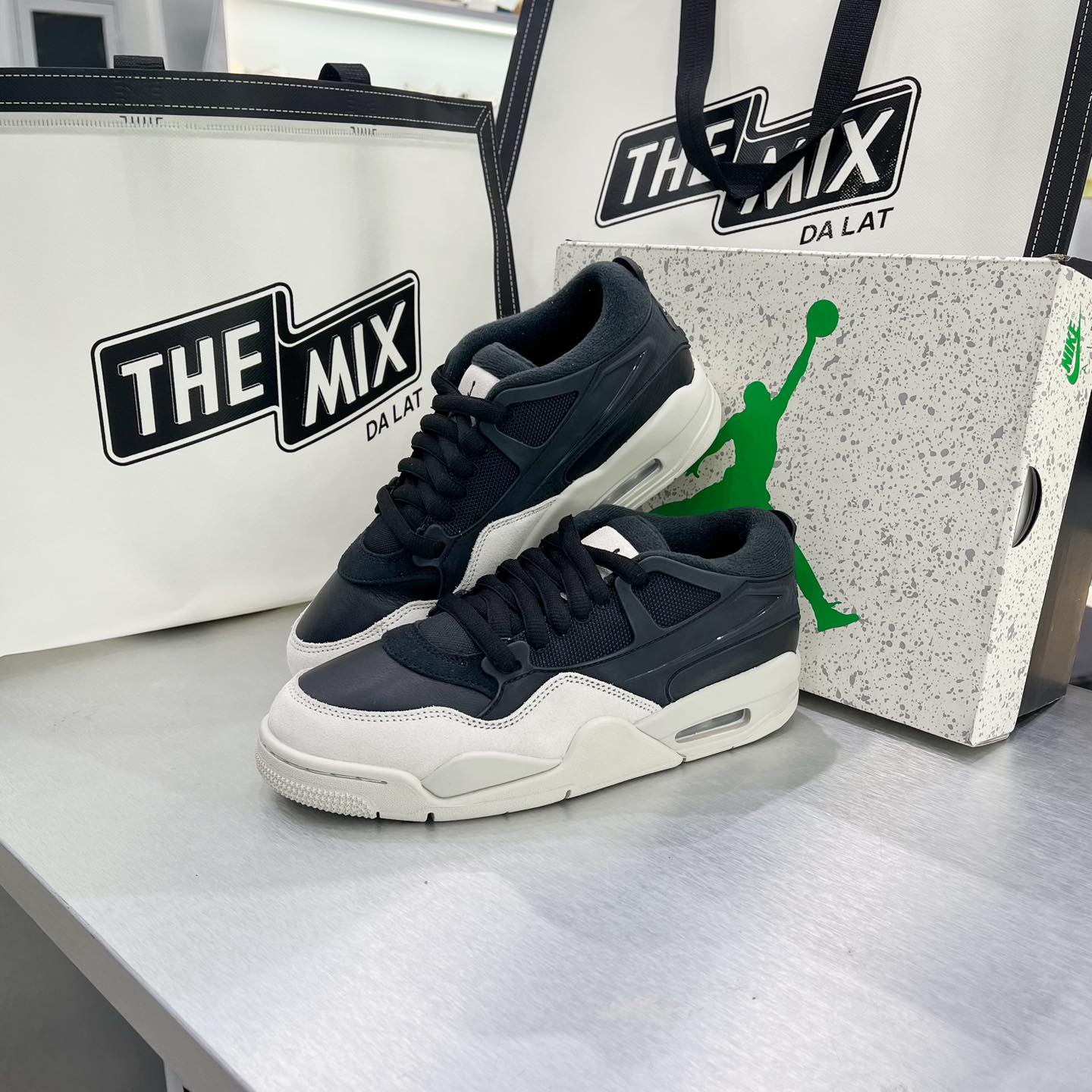 Giày Nike Air Jordan 4 RM Black Light Giày Nike Air Jordan 4 RM Black Light