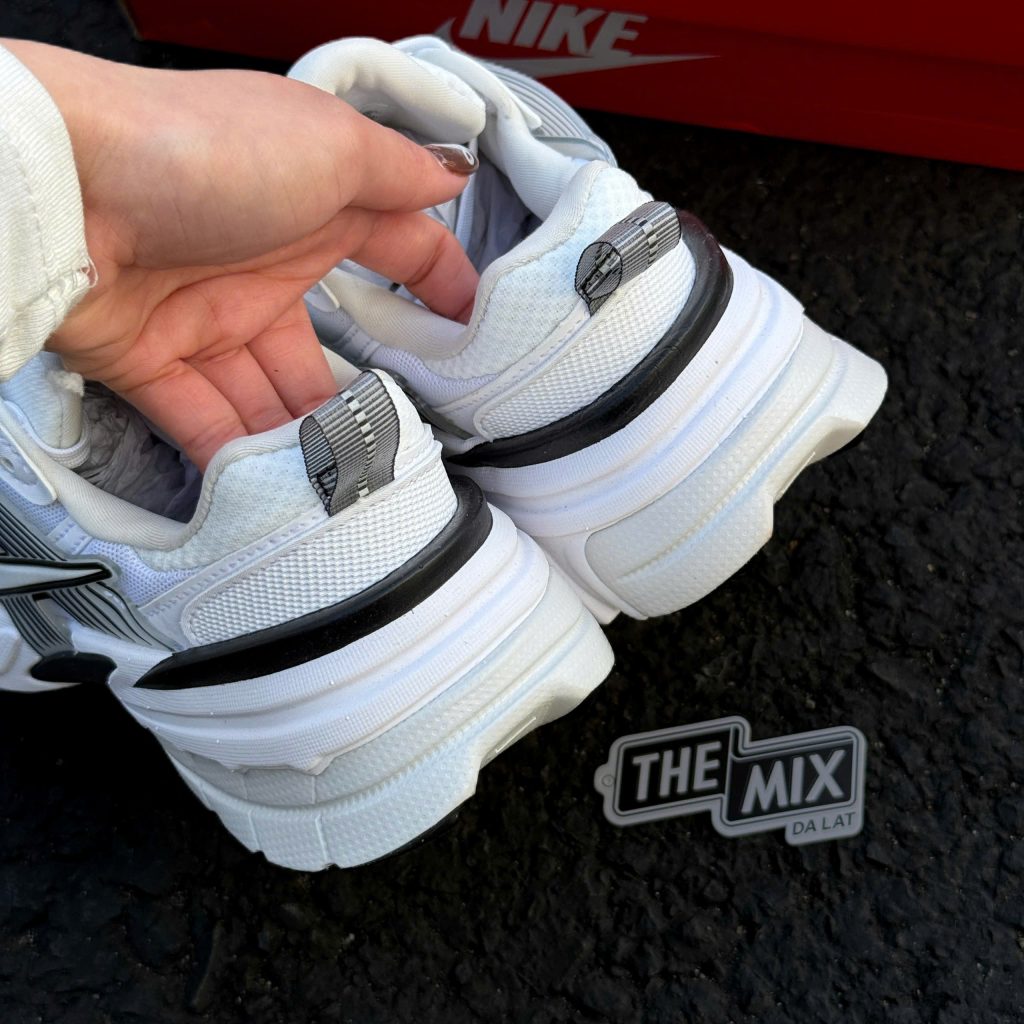 V2K Run ‘Summit White / Platinum Tint’ 26 V2K Run ‘Summit White / Platinum Tint’ 26
