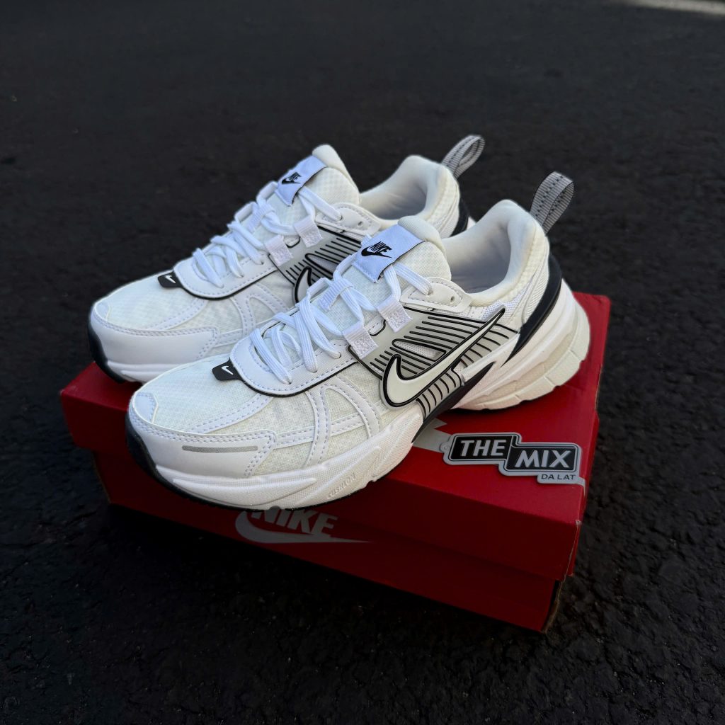 V2K Run ‘Summit White / Platinum Tint’ 26 V2K Run ‘Summit White / Platinum Tint’ 26
