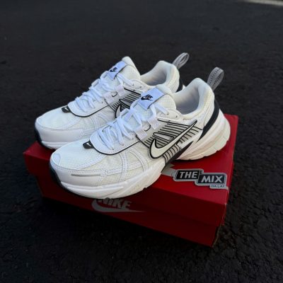 V2K Run ‘Summit White / Platinum Tint’ 26 V2K Run ‘Summit White / Platinum Tint’ 26