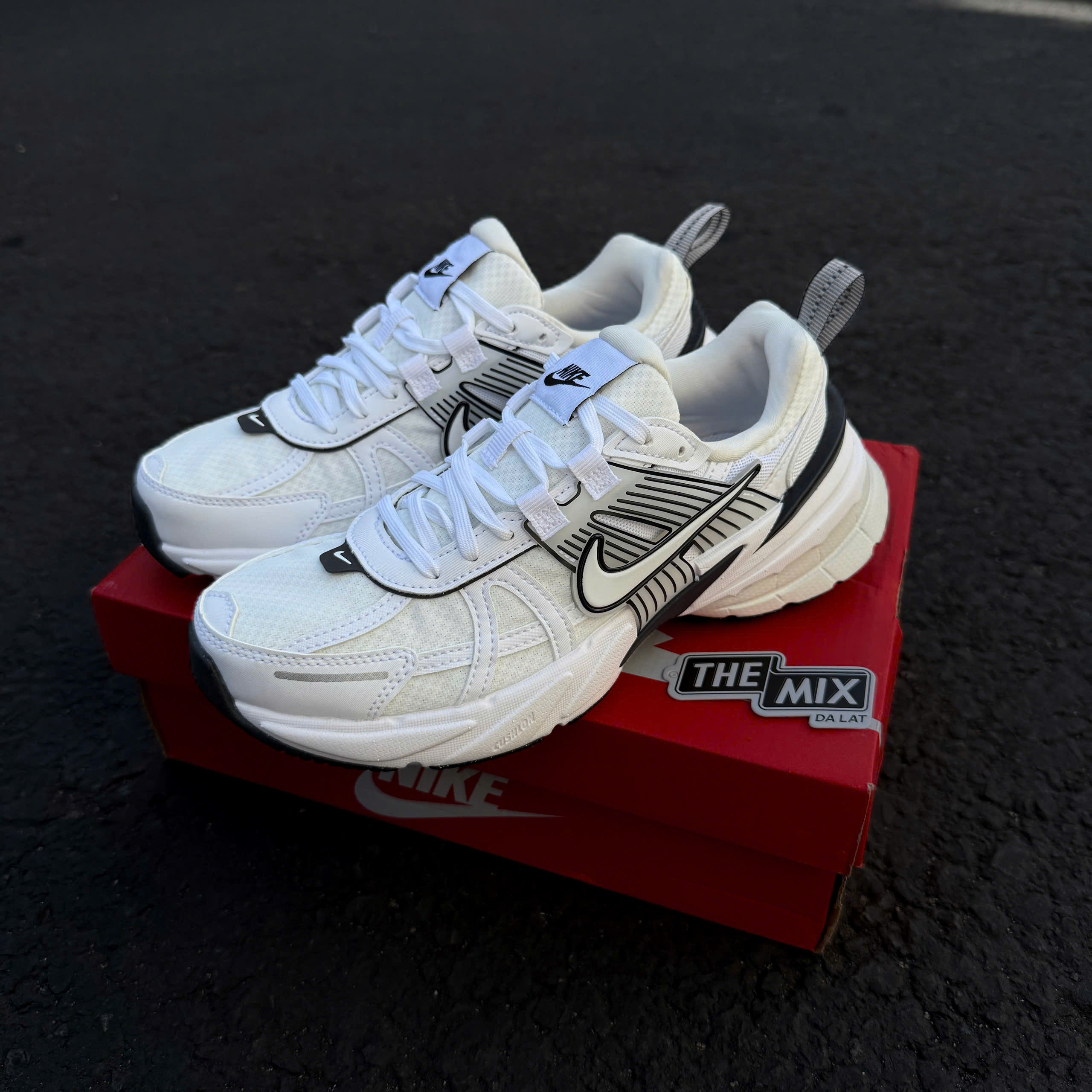 V2K Run ‘Summit White / Platinum Tint’ 26 V2K Run ‘Summit White / Platinum Tint’ 26
